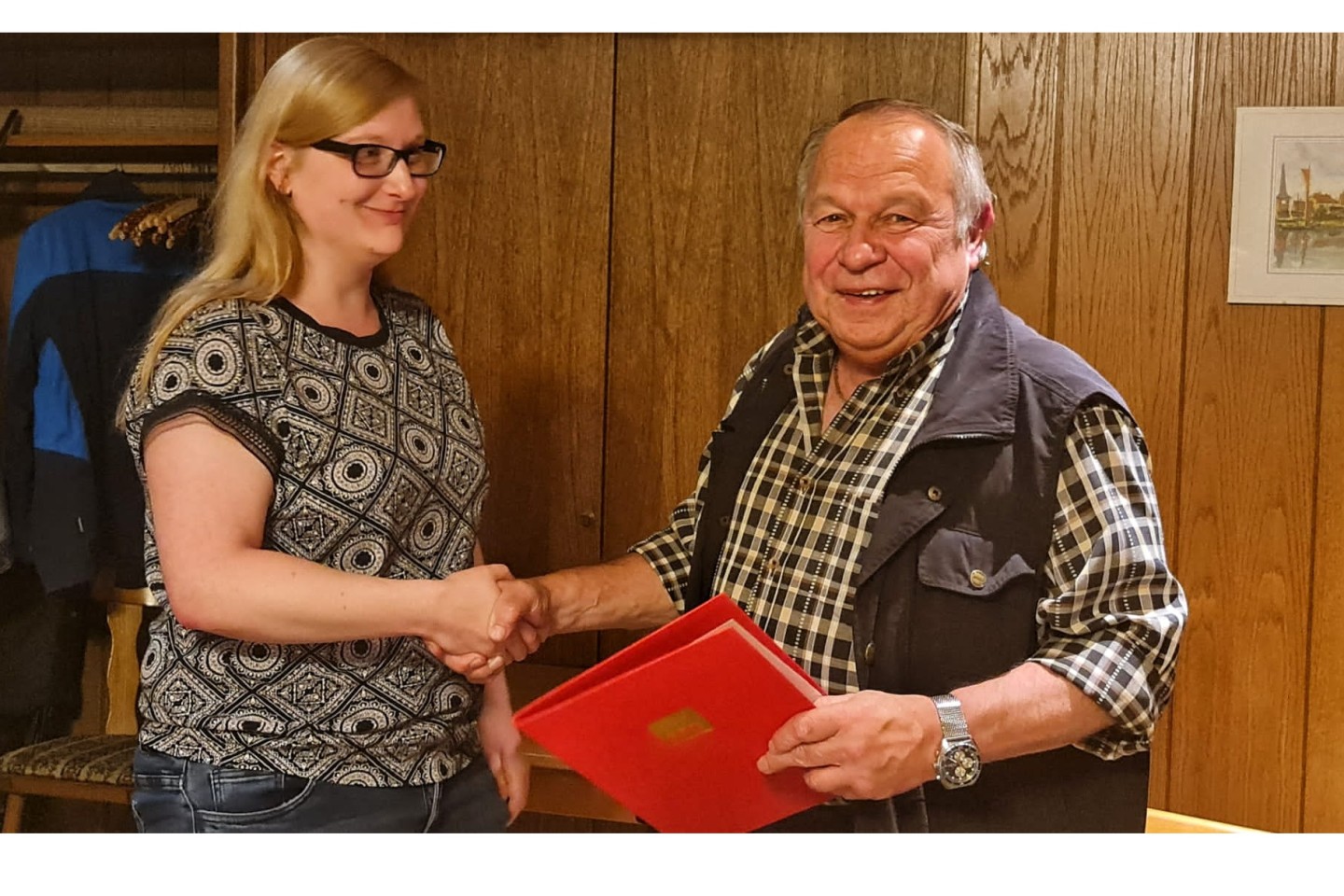 Foto: Die erste Vorsitzende Beate Beck überreicht Wolfgang Jando die Urkunde für seine 50-jährige Mitgliedschaft