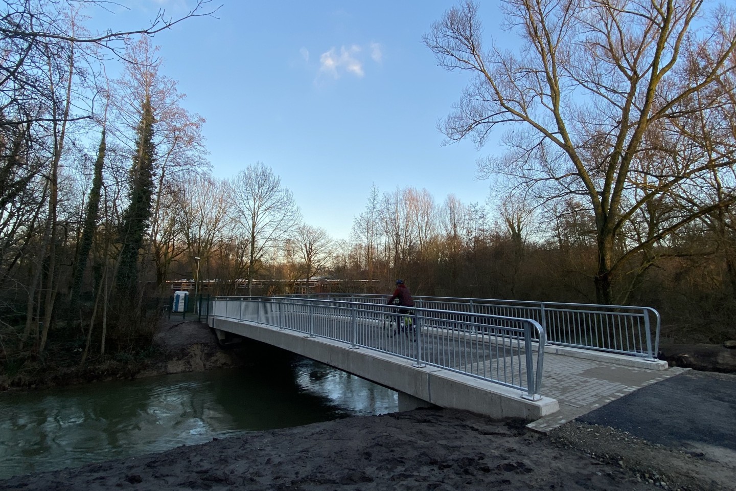 Die Geh- und Radwegbrücke an der Ottilienquelle ist als Verbindungsstrecke zwischen dem Padersteinweg und dem Inselbadstadion wieder freigegeben.© Stadt Paderborn