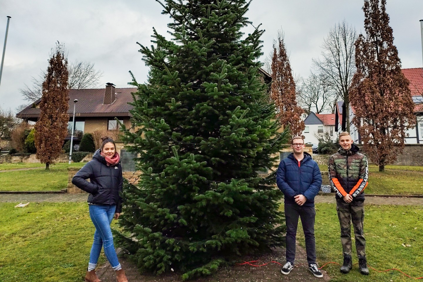 Jugendtreff Neuenheerse stellt den Weihnachtsbaum auf