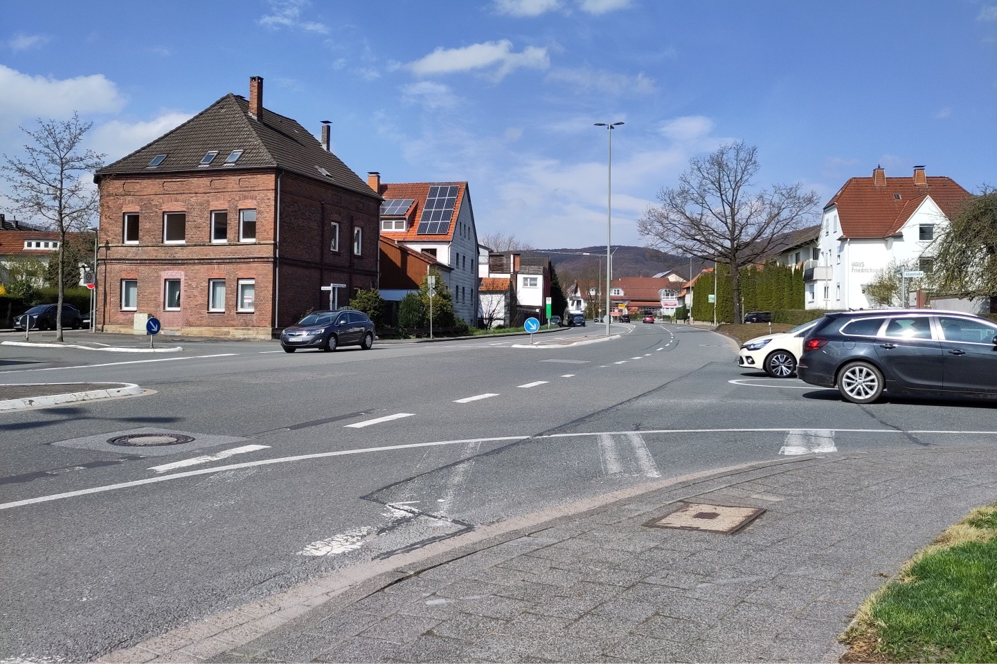 Das Foto dokumentiert die zur Verfügung stehende Breite des Konrad-Adenauer-Rings. Auch für einen sicheren Radweg ist ausreichend Platz.