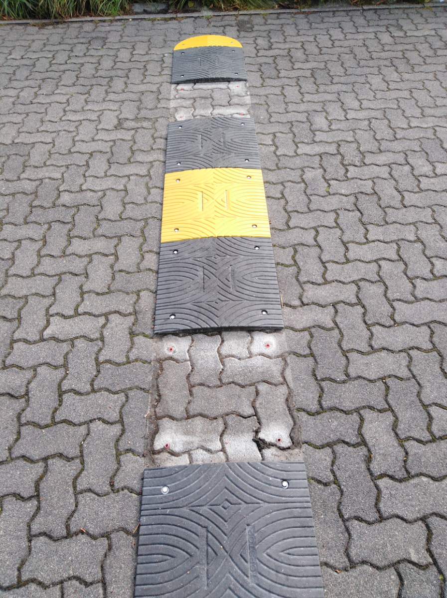 POL-LIP: Augustdorf. Verkehrsschweller entfernt - Polizei sucht Zeugen. Lippe (ots)   Bildunterschrift: Bodenschweller