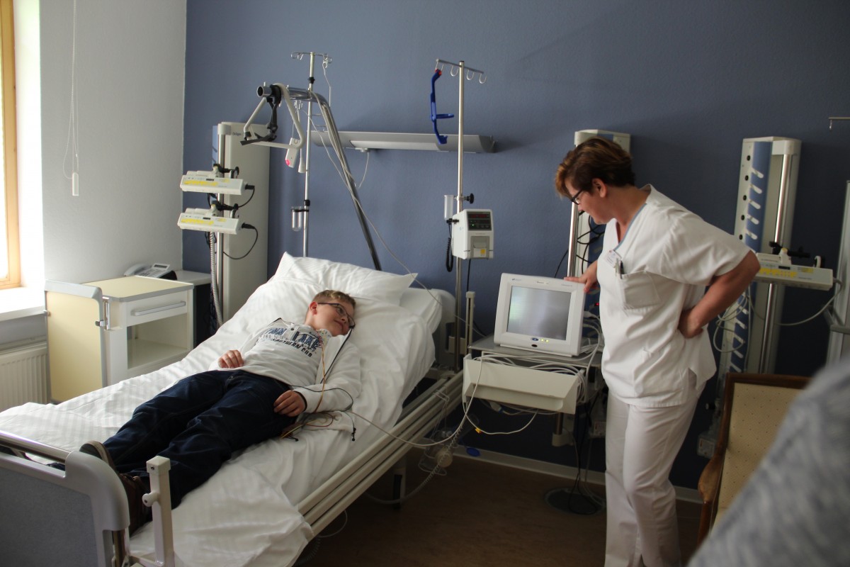 Anja Schönbrunn, Krankenschwester in der Park Klinik, versorgt einen vermeintlichen Patienten. Die Jugendlichen bekommen einen echten Einblick in den Berufsalltag. 