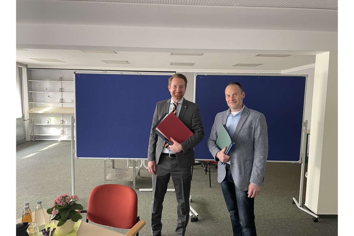 Fotounterschrift (v.l.):  Geschäftsführer Tobias Wieneke und QM & Ausbildungsleiter Uwe Mergard zu Gast an der Gesamtschule Bad Driburg