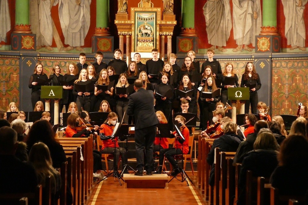 Foto 1: Oberstufenchor und Schulorchester gemeinsam – circa 50 Musikerinnen und Musiker – sorgten für das imposante Finale des Konzerts. 