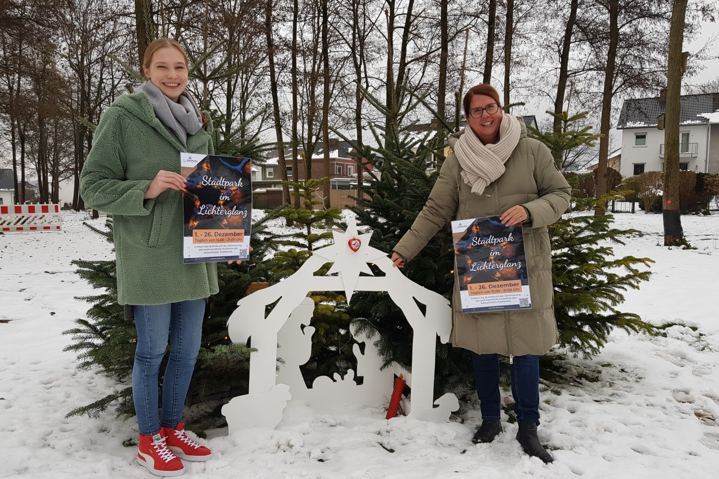 Foto: Simone Fiene (links) und Sandra Heinemann von der Bad Driburger Touristik GmbH haben mit Unterstützung des Bad Driburger Bauhofs 25 Sterne und eine Krippe im Stadtpark aufgestellt.