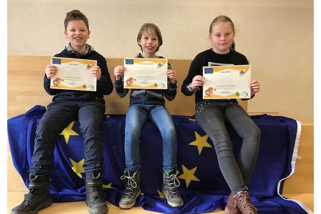 Paul Mandalka, Julius Klüppel und Maya-Lotte Kluwe (v.l.n.r.) freuten sich über ihre ersten drei Plätze beim Schreibwettbewerb.