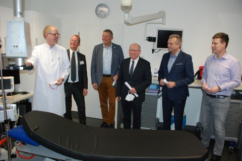 MdL Matthias Goeken, Bürgermeister Burkhard Deppe und Beigeordneter Michael Scholle besuchen Klinik