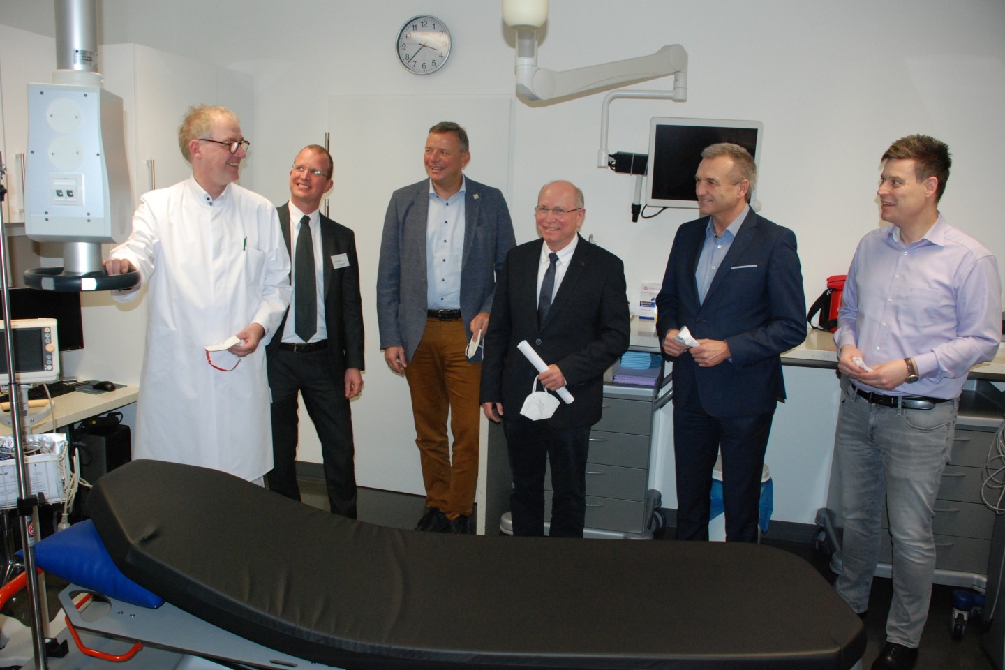 BILDZEILE: Zum Besuch in der Klinik Rosenberg gehörte auch ein Blick in den Bereich der hochmodernen Diagnostik, die der Ärztliche Direktor Dr. Harald Fischer (links) vorstellte. Mit auf dem Bild sind