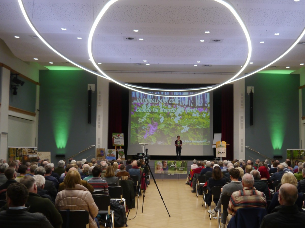 Die Bühne mit der Moderatorin Katharina von Ruschkowski und Publikum (Foto: Ludger Roters).