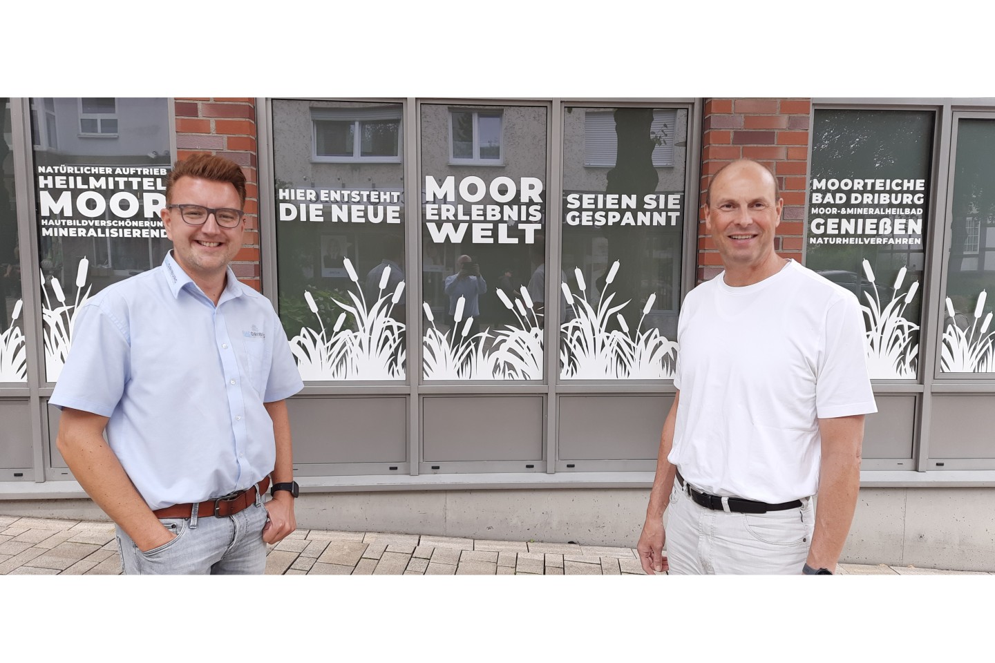 Foto (v.l.): Daniel Winkler (Bad Driburger Touristik GmbH) und Uwe Damer (Kulturdezernent der Stadt Bad Driburg) freuen sich auf die Eröffnung der Moorerlebniswelt