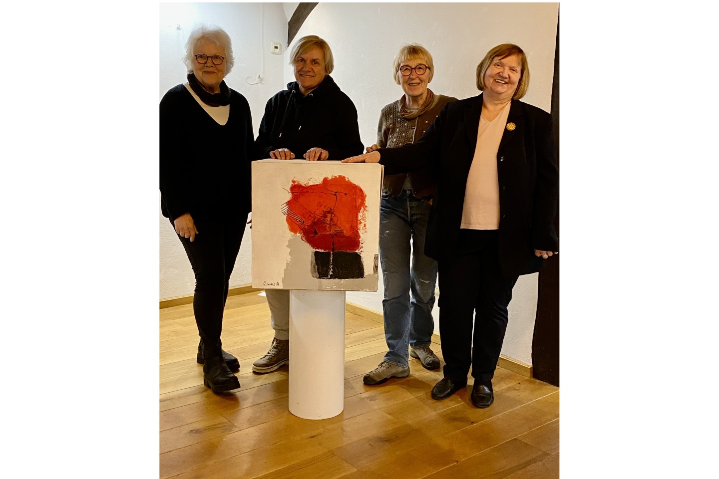 Das Foto zeigt von links: Erika Kohls, Martina Weskamp-Dittmann, Angelika Haneball und Cornelia Appel mit einer Gemeinschaftsarbeit des Teams. Ingrid Brödling fehlt auf dem Foto.