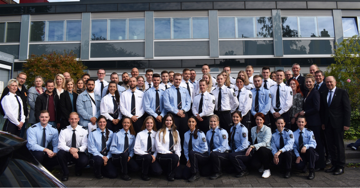 Bildunterschrift: Die 48 neuen Polizistinnen und Polizisten für die Kreispolizeibehörde Paderborn wurden nun willkommen geheißen.