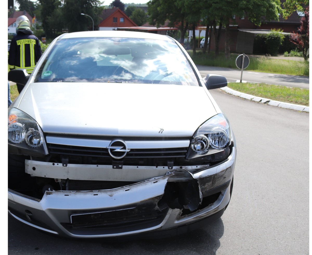 POL-HX: Vorfahrtsunfall mit zwei Verletzten in Neuenheerse Bad Driburg (ots)