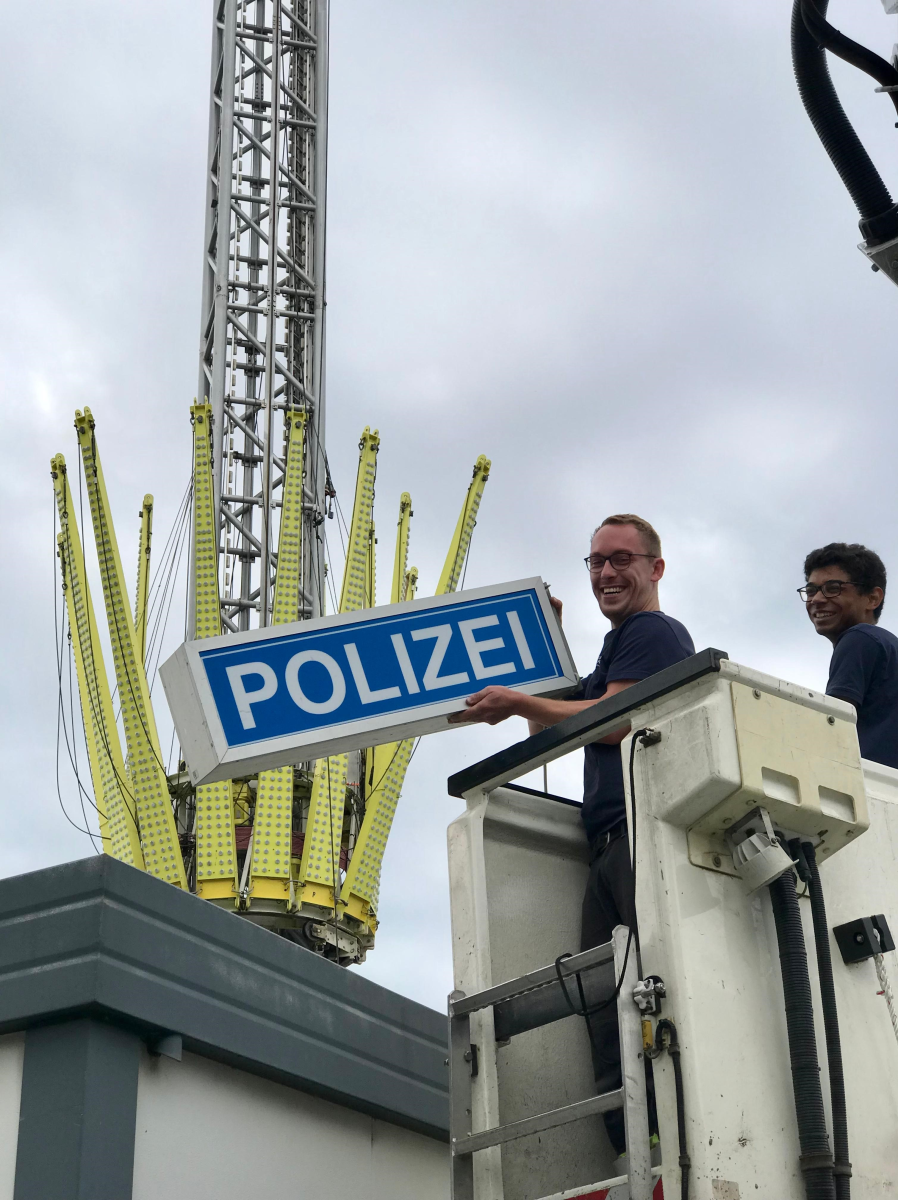 Bildunterschrift: Neun Tage lang war die Mobile Polizeiwache auf dem Warburger Festgelände gern genutzte Anlaufstelle, um Hilfe zu bekommen.