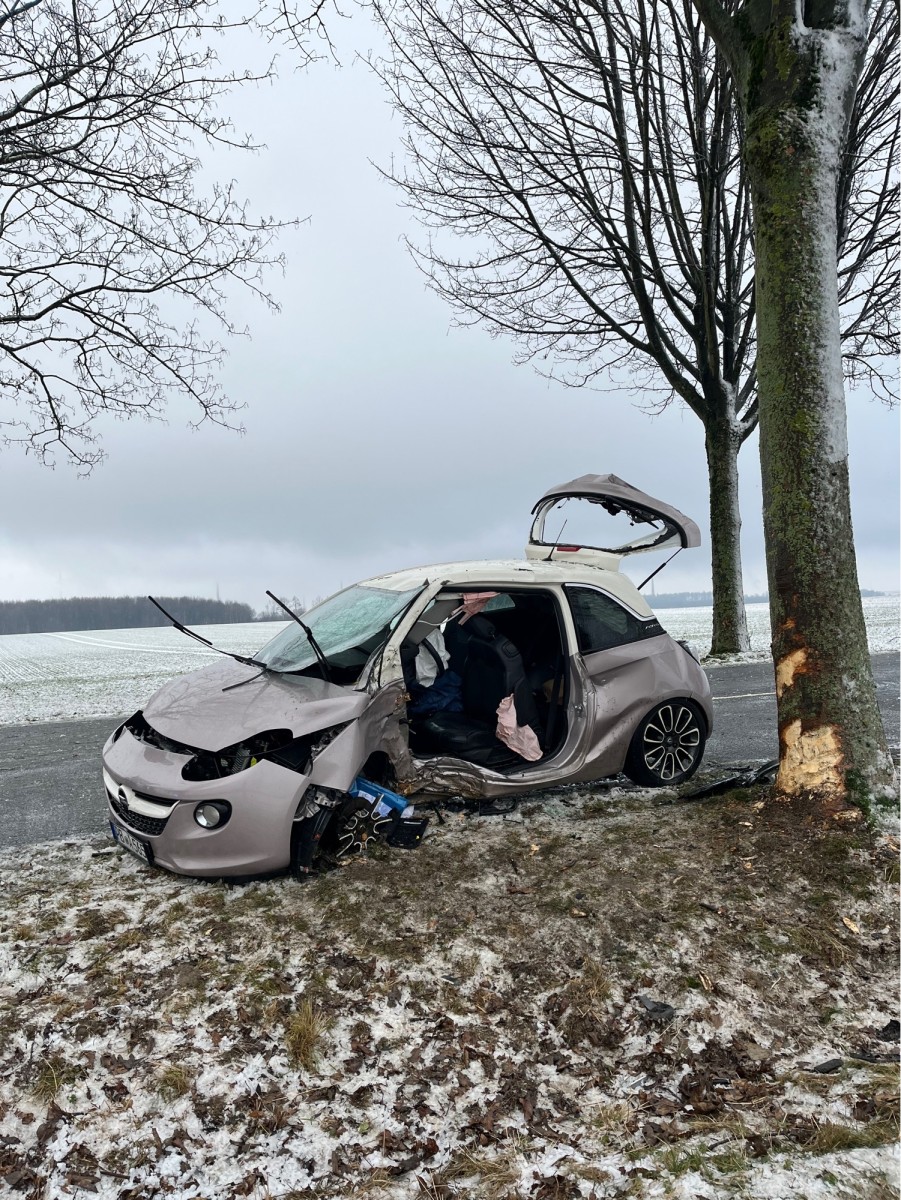 Bildunterschrift: Total beschädigten Opel Corsa nach dem Unfall und Bergung der Fahrerin durch die Feuerwehr.