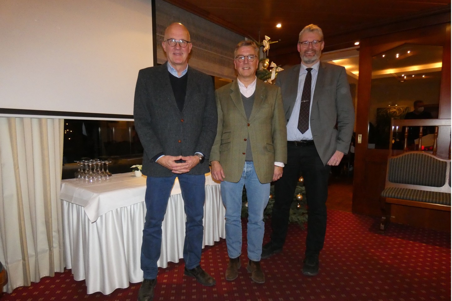 Rotary Club Bad Driburg, Mitgliederversammlung 2021 Halbzeit im rotarischen Jahr 2021/2022 Foto (von links): Günter Köhne, Thilo Wendenburg und Bernhard Humborg Jr.. 