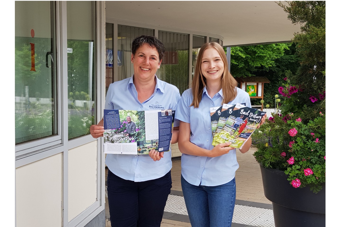 Foto: Katja Busch und Simone Fiene von der Bad Driburger Touristik GmbH präsentieren das neue kostenfreie Bad Driburg Journal. 