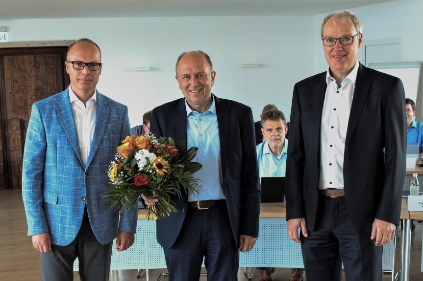 Heiko Hansmann und Dr. Ulrich Conradi gratulieren zur Wahl (v.l.): Landrat Christoph Rüther (Mitte) ist neuer Verbandsvorsteher des nph (Foto: nph)