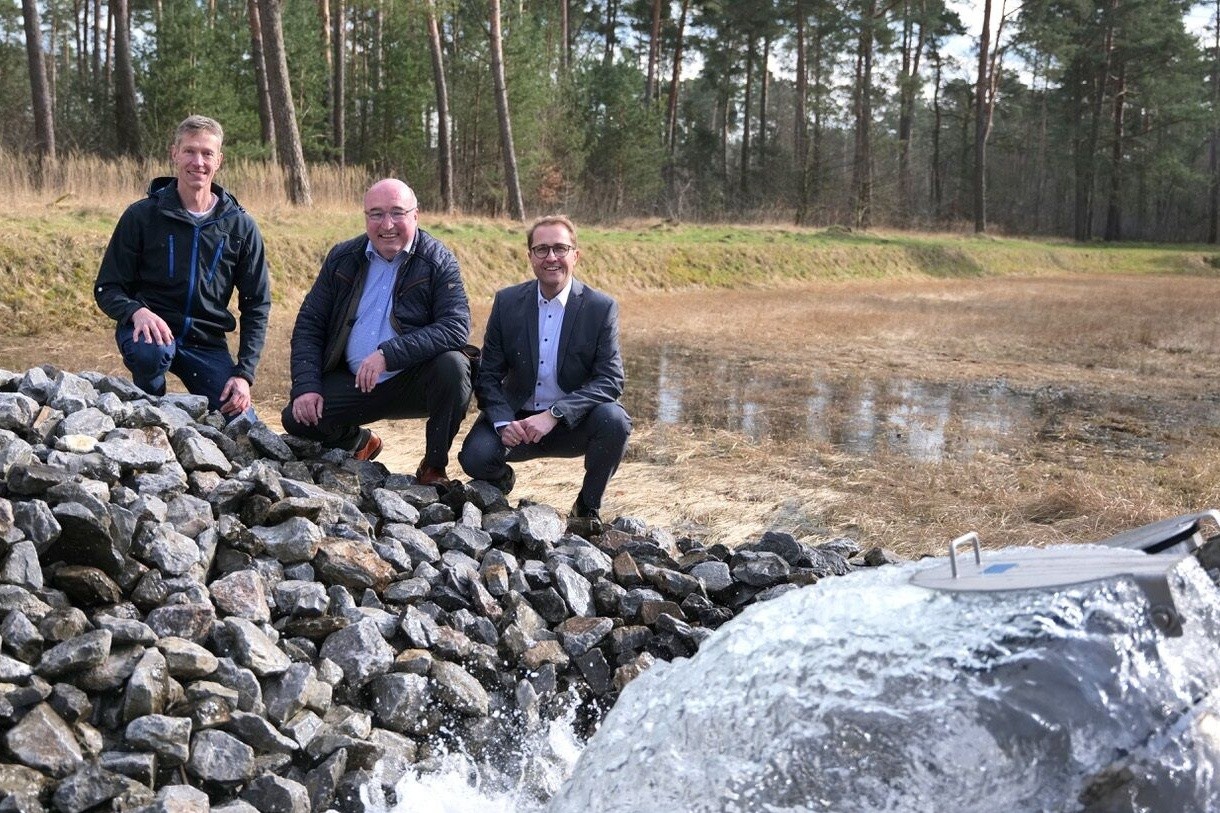 Wassermeister Andreas Benstein, Prokurist Michael Bernemann und Geschäftsführer Daniel Rohring von den Wasserwerken Paderborn (von links) machen den unsichtbaren Schatz sichtbar.