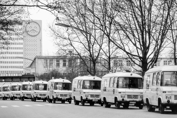 Rettungswagen: Stuttgart, 6. Dezember 1971: Elf Rettungswagen für elf Bundesländer verlassen das Werk und starten zur 