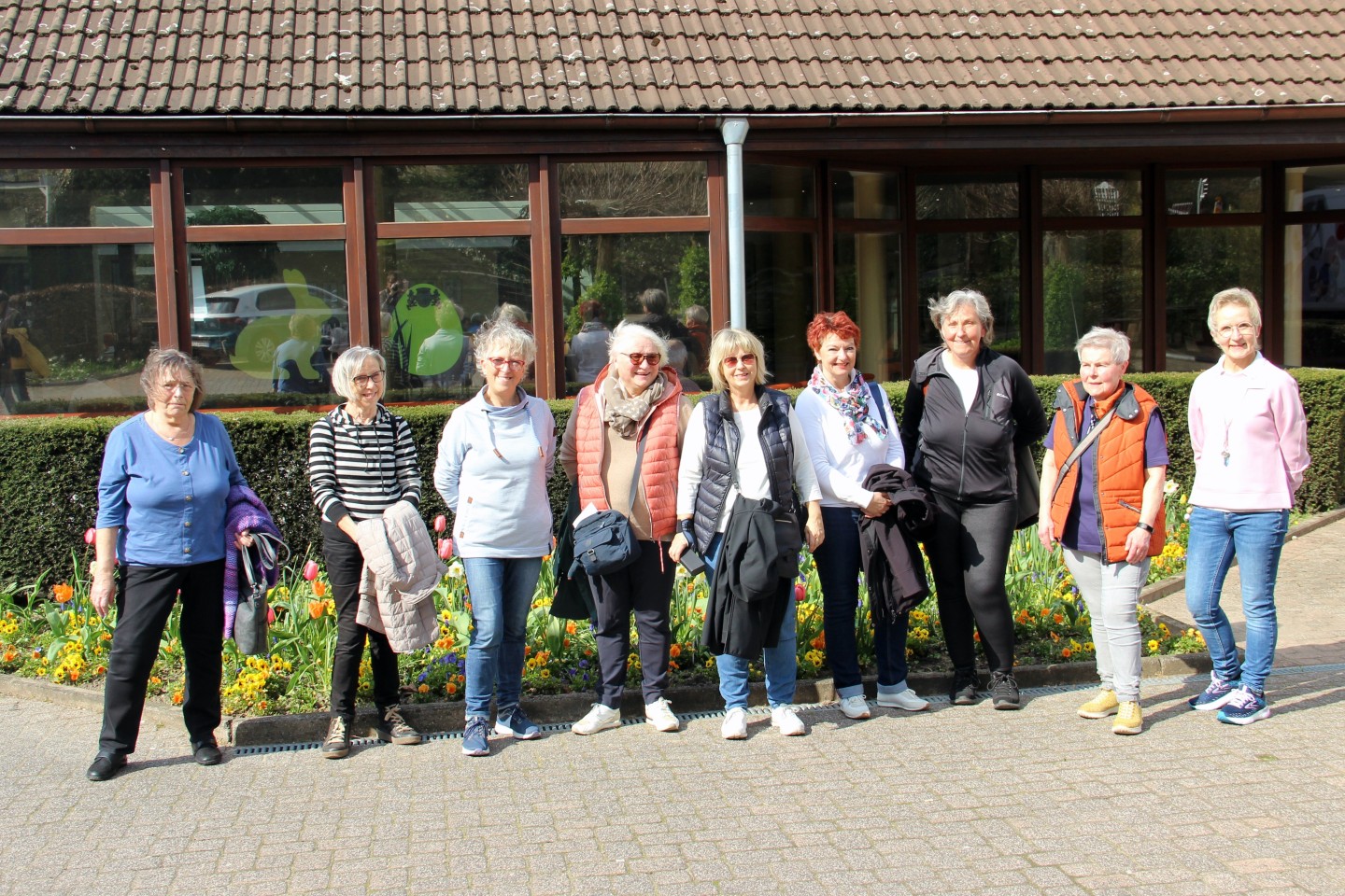  BUZ: Fast 15 Teilnehmerinnen nahmen an dem Programm der Deutschen Rheuma-Liga NRW in der Marcus Klinik teil. Ein Teil der Gruppe mit Annette Mühlenhoff-Zünkler, Sporttherapeutin Marcus Klinik (ganz 