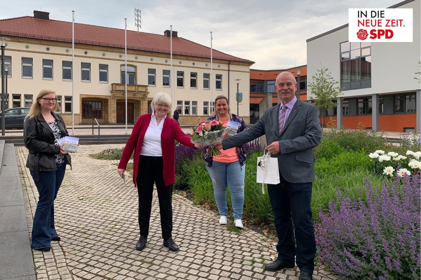 SPD-Ortsverein Bad Driburg erhielt großartiges Geschenk. Detlef Gehle nimmt Chronik des SPD-Ortsvereins Bad Driburg entgegen.