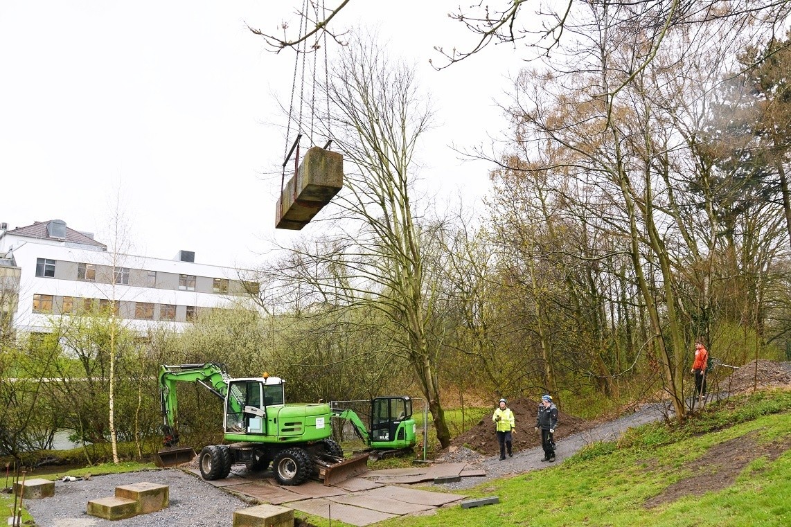 Spektakulär schwebten die tonnenschweren Einzelteile der voluminösen Skulptur „Steg“ von Reinhard Buxel im Paderauenpark ein. © Stadt Paderborn
