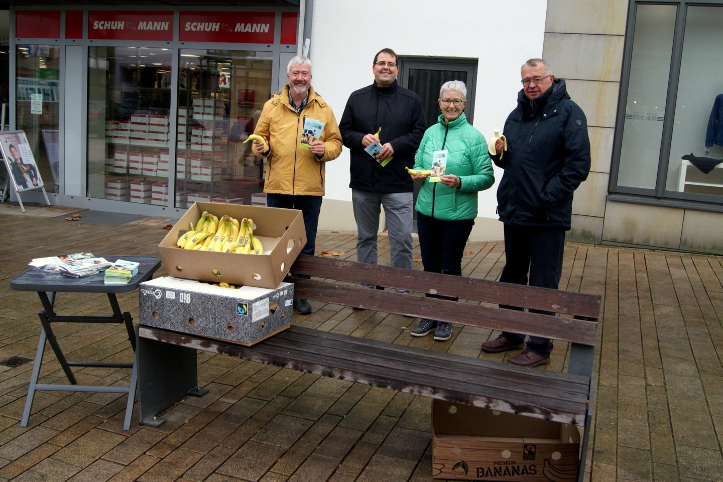 Fair-Trade Aktion in der Bad Driburger Innenstadt Kiloweise Bananen fanden viele freudig überraschte Abnehmerinnen und Abnehmer Auf dem Foto (von links): Gerd Borchmeier, Bernd Blome, Karin Rosemann, 