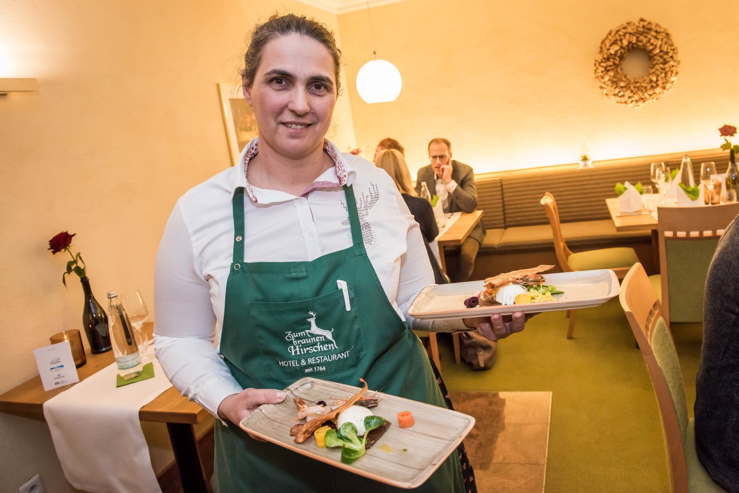 Foto: Ejvis Tominaj vom Restaurant “Zum braunen Hirschen“ lädt bei der Gourmet-Tour 2022 zum Dessert ein.