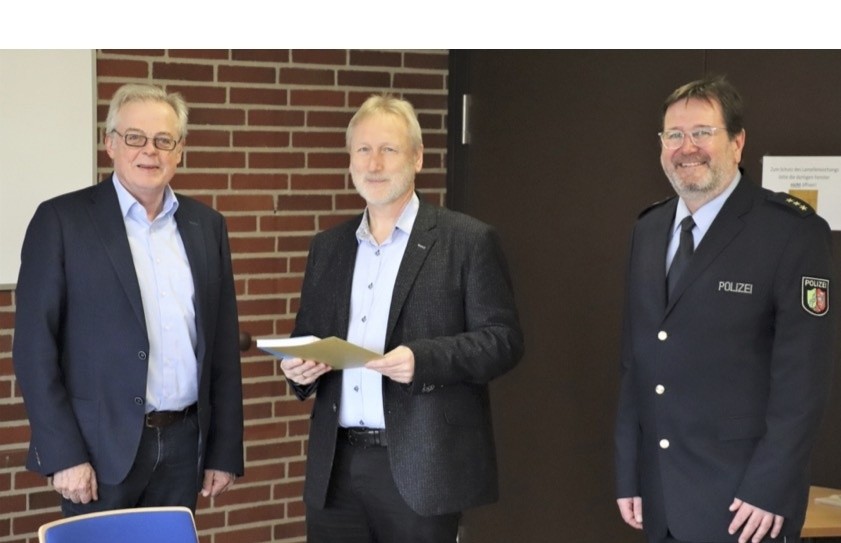 Wolfgang Steinwachs (Mitte) wurde von Kreisdirektor Klaus Schumacher (links) und Polizeidirektor Christian Brenski in den Ruhestand verabschiedet.