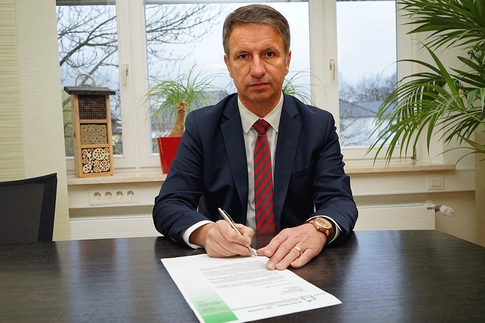 Landrat Michesl Stickeln unterschreibt einen Brief an Ministerpräsident Hendrik Wüst zu Plänen für einen möglichen Nationalpark Egge. Foto: Kreis Höxter
