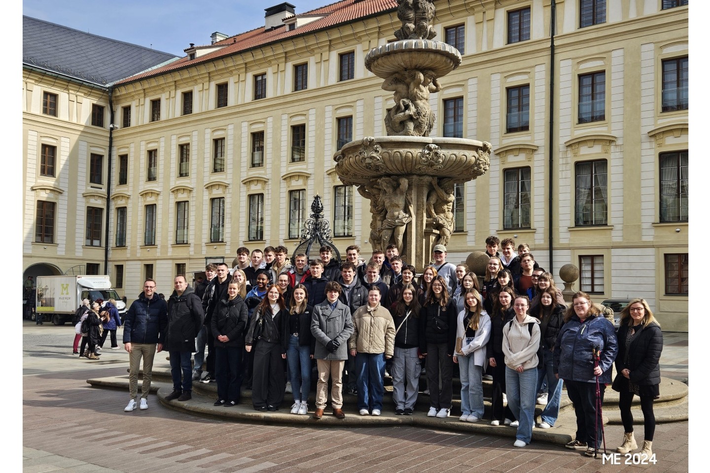 Studienfahrt5: Die Schülerinnen und Schüler gemeinsam mit ihrem begleitenden Lehrenden in der Prager Burg. 