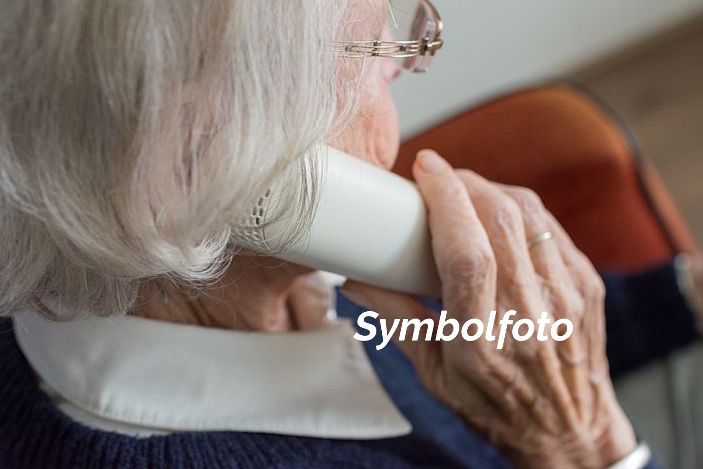 POL-HX: Betrüger im Kreis Höxter - Warnung vor Schockanrufen Symbolfoto Pixabay Seniorin beim telefonieren
