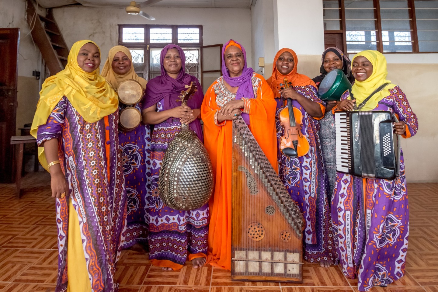 Das Tausi Taarab Orchestra spielt mit Akkordeon und Geige und traditionellen Instrumenten von der Insel Sansibar im Theodorianum. © Peter Bennett