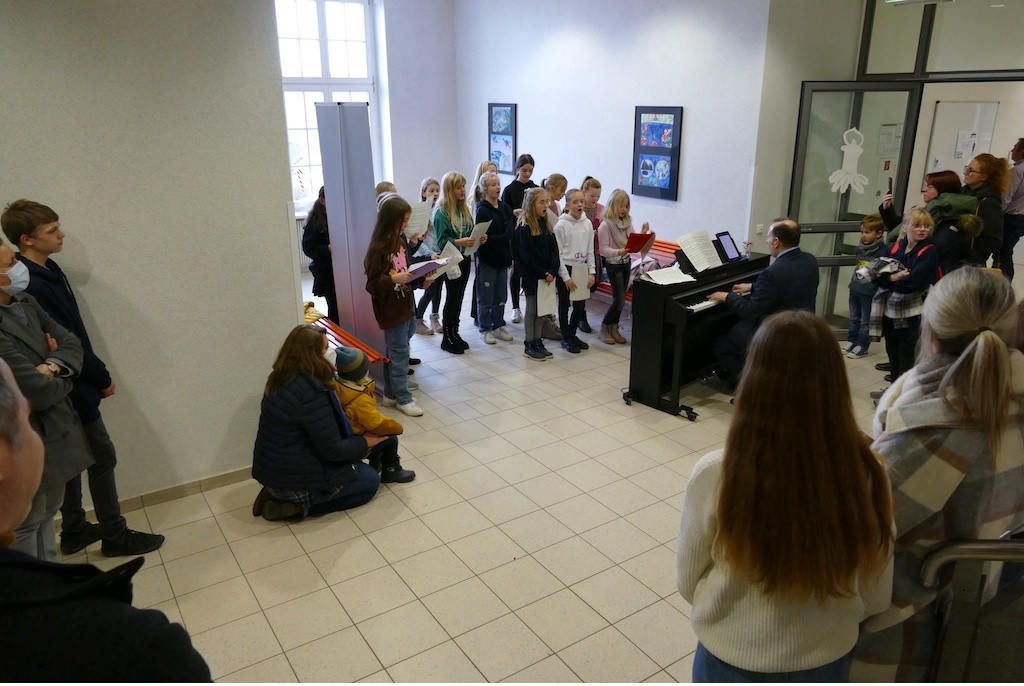 Die Fünftklässlerinnen und -klässler sorgten mit ihrem adventlichen Singen für eine wunderbare Atmosphäre im gesamten Schulgebäude.