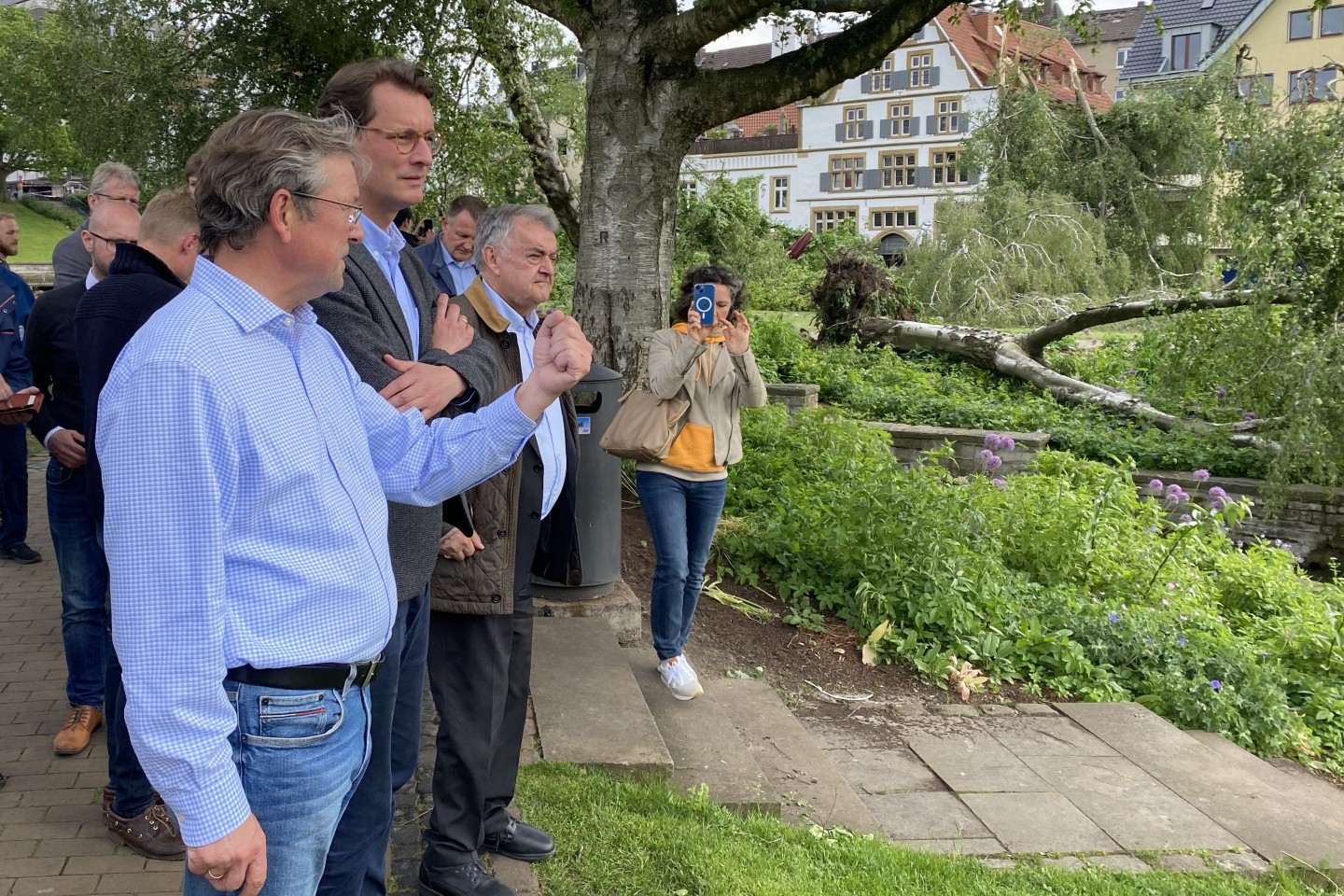 Bürgermeister Michael Dreier (vorne v. l.) war nach dem Tornado mit NRW-Ministerpräsident Hendrik Wüst und NRW-Innenminister Herbert Reul im Stadtgebiet unterwegs und zeigte ihnen, welche enormen Schä