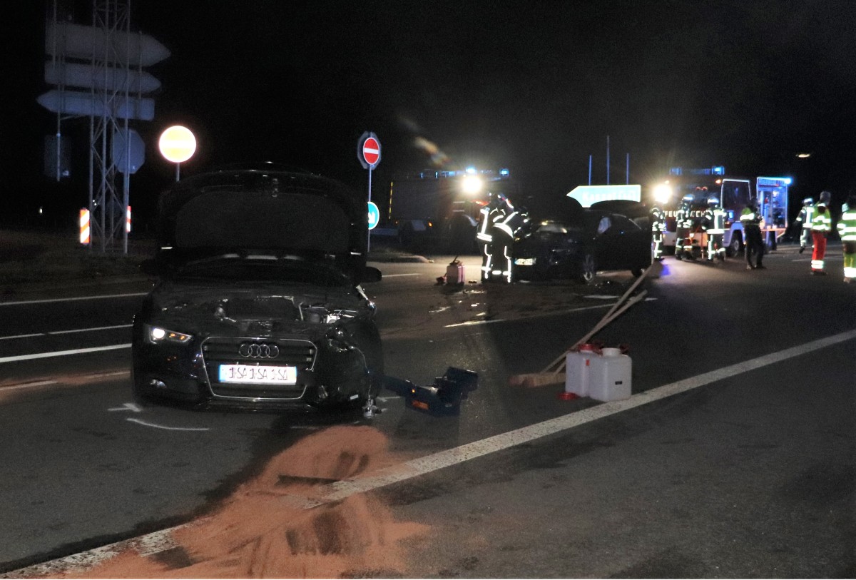 POL-HX: 25.000 Euro Schaden bei Unfall an der Autobahnabfahrt Warburg (ots)