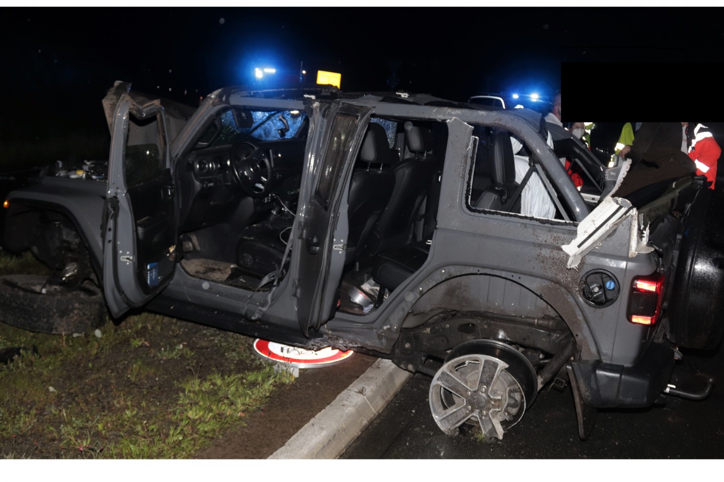POL-HX: Auto überschlägt sich mehrfach, zwei Verletzte