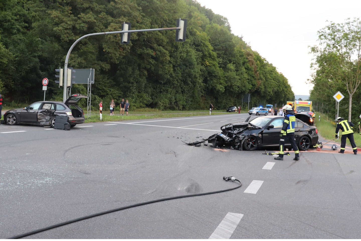 POL-HX: Fünf Verletzte bei Verkehrsunfall An beiden Fahrzeugen entstand Totalschaden.