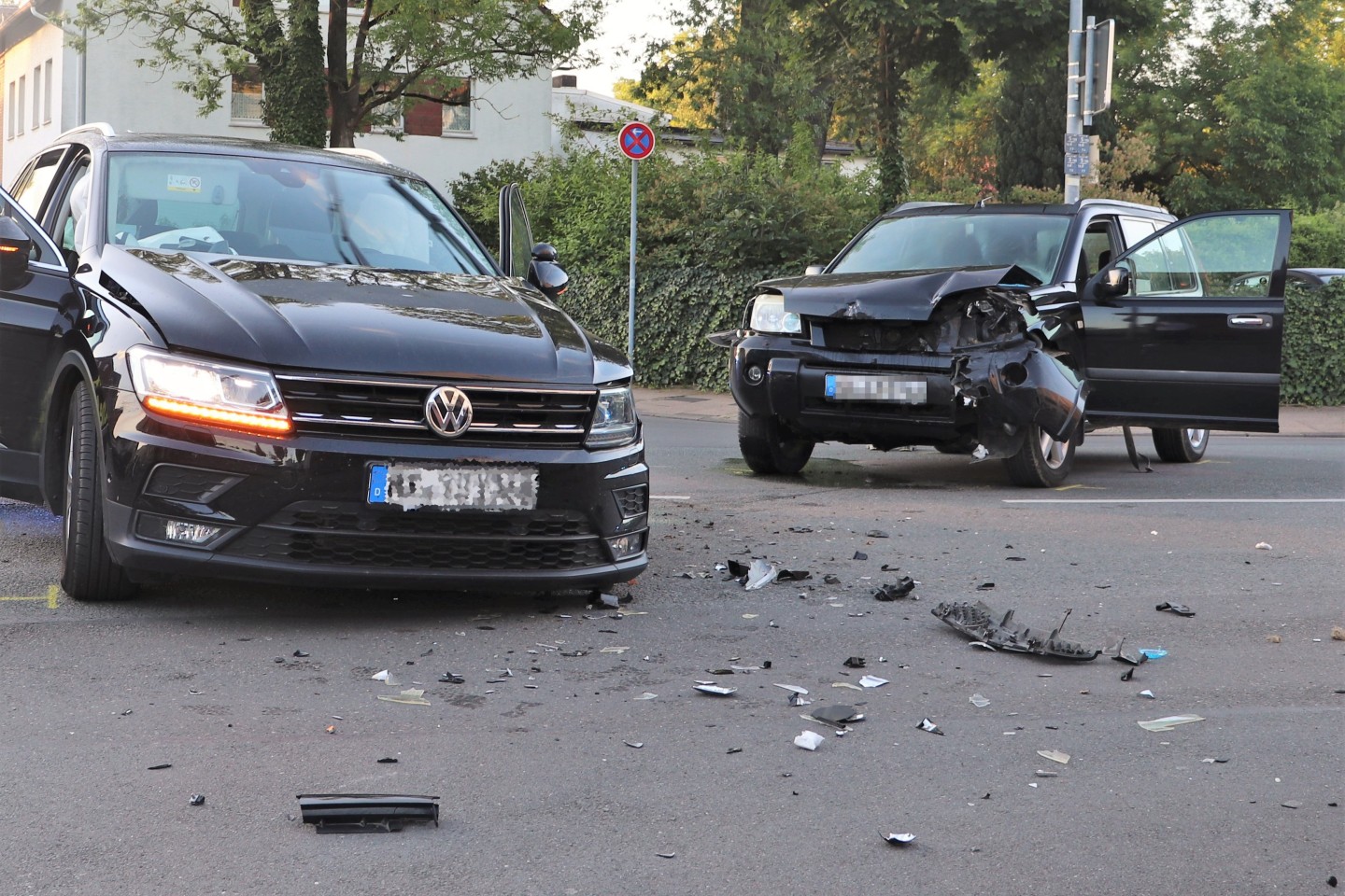 POL-HX: Totalschaden an zwei Autos nach Unfall in Höxter Bildunterschrift: Beide Fahrzeuge musste abgeschleppt werden.