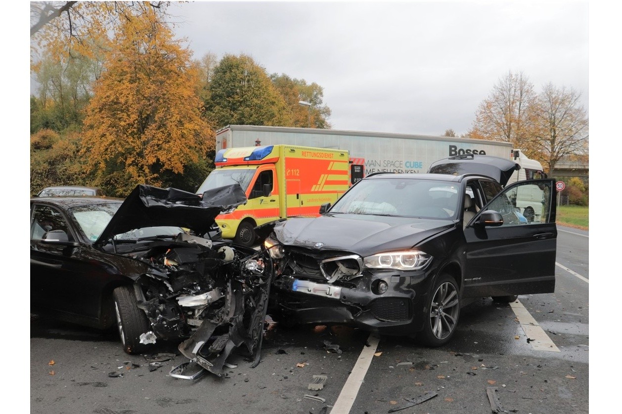 POL-HX: Mehr als 20.000 Euro Sachschaden durch Unfall Beide Fahrzeuge mussten abgeschleppt werden.