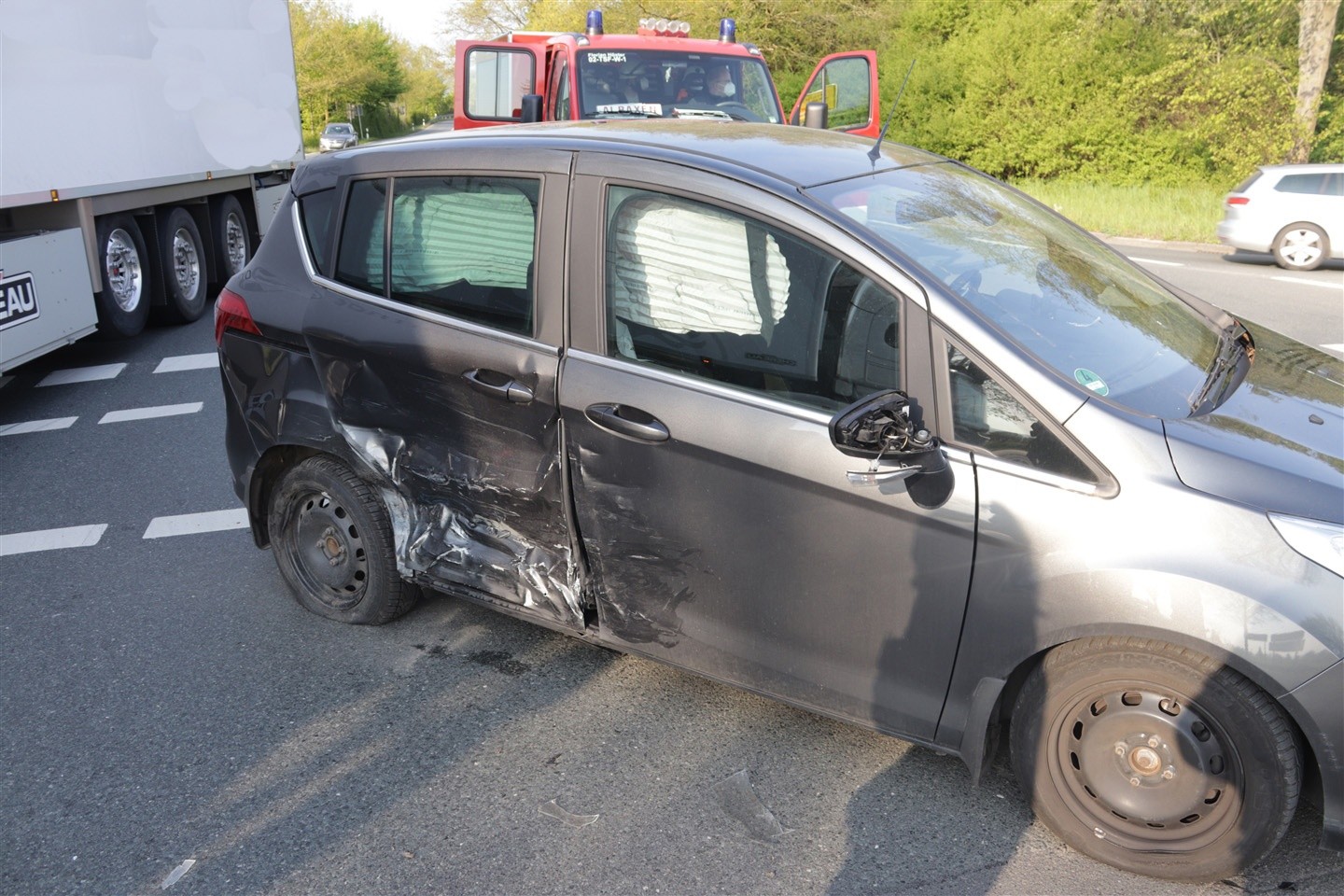 Unfall mit zwei Verletzten und 30.000 Euro Schaden