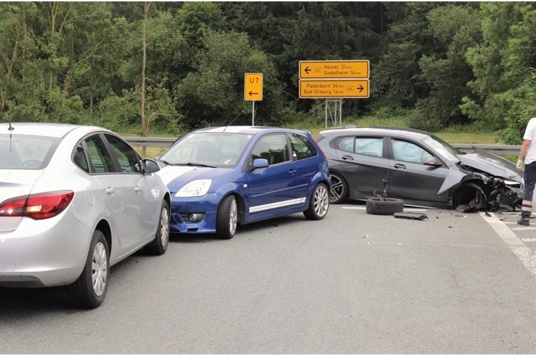 POL-HX: Gegen wartendes Fahrzeug geschleudert: 40.000 Euro Sachschaden