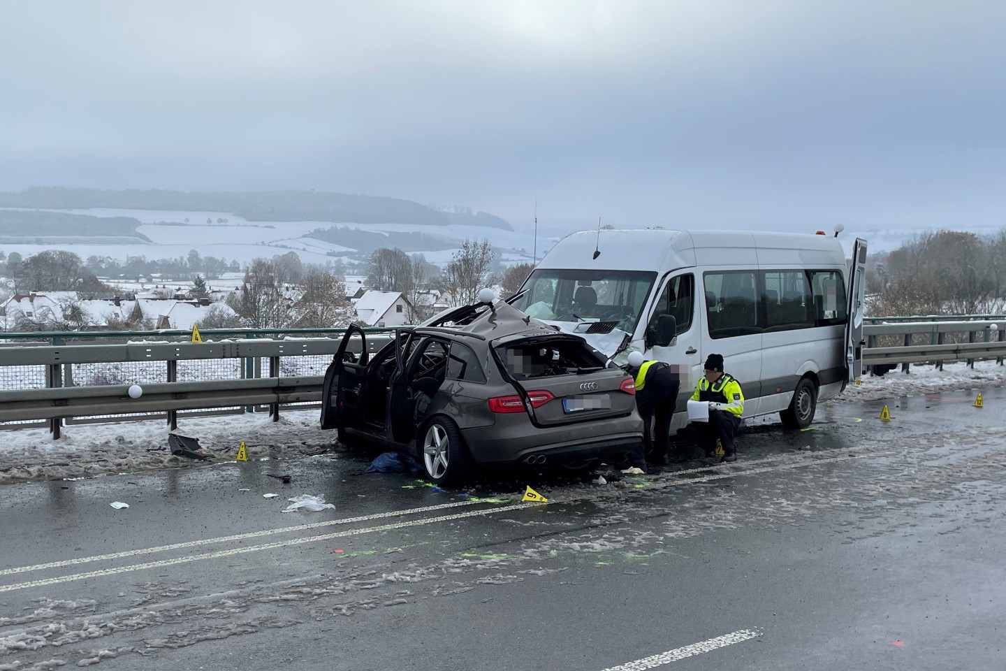 POL-HX: Tödlicher Unfall auf der B64 bei Brakel-Hembsen Bildunterschrift: Ein Unfall-Aufnahmeteam ermittelt den genauen Unfallhergang.