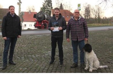 Bürgermeister Matthias Möllers gratuliert Thomas K. zu seinem Erfolg. Hundeführer Thomas Tingelhoff und Therapiehund Seppel sind bei der Ehrung natürlich dabei. Foto Stadt Altenbeken