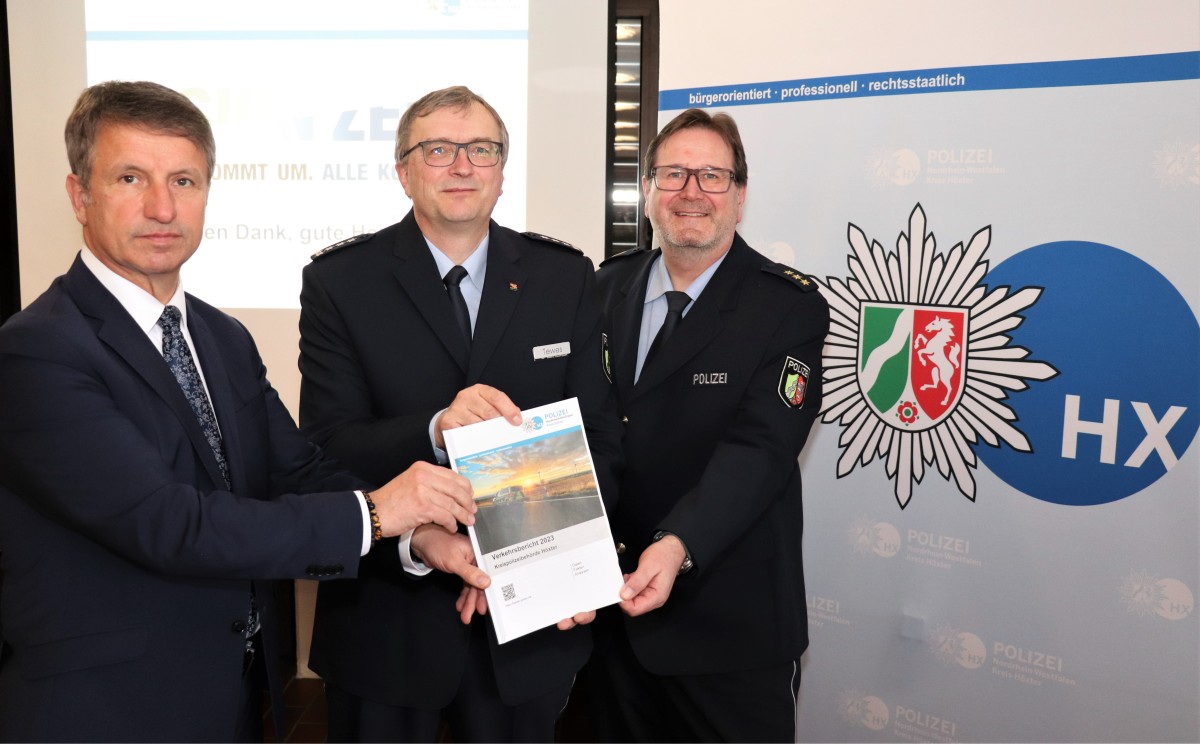   Bildunterschrift: Stellen gemeinsam die Verkehrsbilanz 2023 vor (von links): Landrat Michael Stickeln, EPHK Markus Tewes (Direktionsleiter Verkehr) und Polizeidirektor Christian Brenski (Abteilungsleiter Polizei).