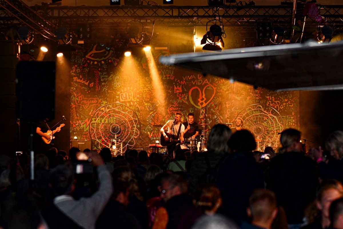 Viva_la_Vida_Coldplay_Tribute_2023_C_Christian_Röhl: Volles Haus unter dem Spannbau im Weserbogen: Das erfolgreiche Konzert der Coldplay-Tribute-Band „Viva la Vida“ zur Landesgartenschau soll auf der Weserscholle wiederholt werden. Foto: Christian Röhl