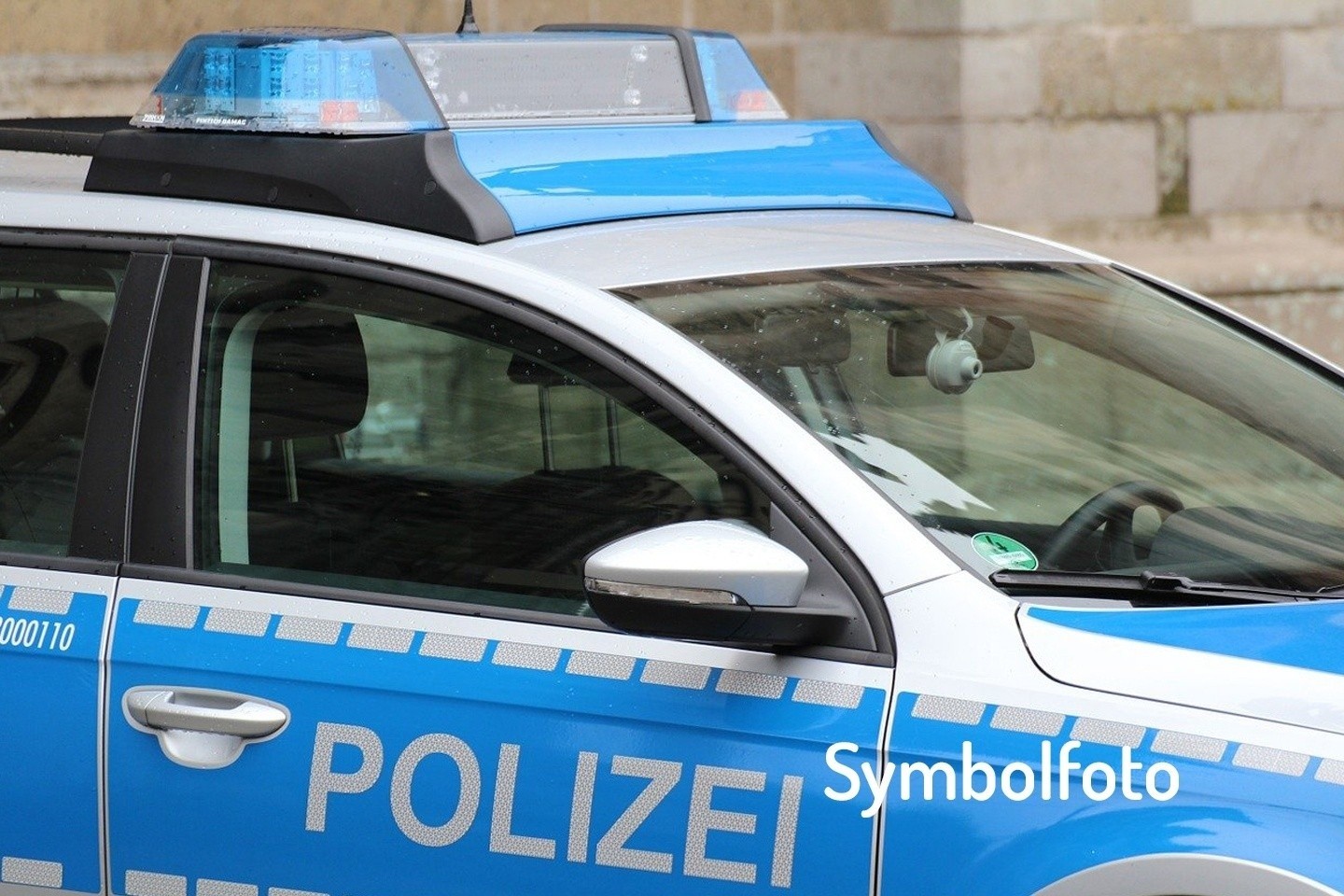 POL-PB: Mercedes rammt Laterne - Polizei sucht Zeugen einer Fahrerflucht in Altenbeken 