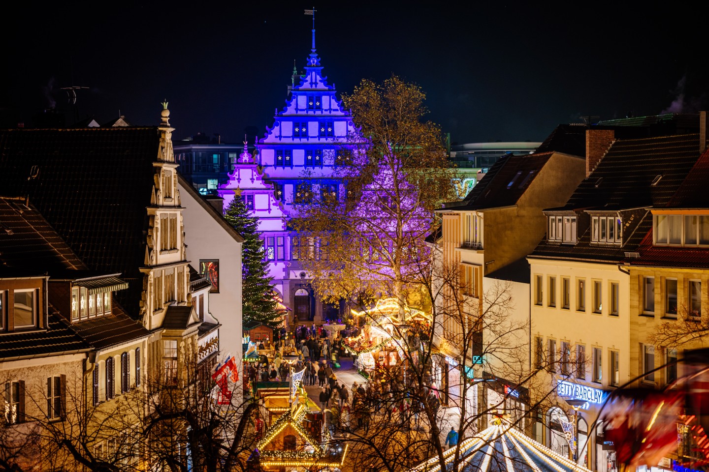 Ein Musikensemble und fünf Chöre verbreiten am 18. Dezember nicht nur vorweihnachtliche Stimmung im Rathaus, sondern bringen auch beliebtes Internationales zu Gehör. © Stadt Paderborn