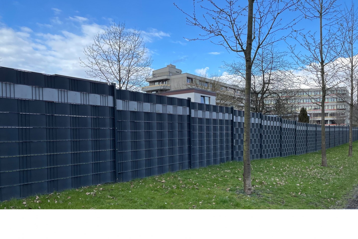 BUZ: Der bereits bestehende Zaun der Knappschaftsklinik (Foto) wird zum Gräflichen Park hin mit einem L-förmigen Zaun verlängert.